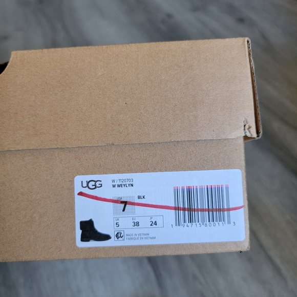 UGG Weylyn Suede Boot - Picture 7 of 7